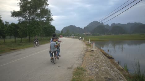 Niños-vietnamitas-en-bicicleta