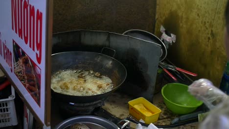 Vietnamesin,-Die-Streetfood-Kocht