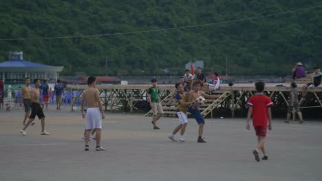 Männer-Spielen-Fußball-In-Straße-1