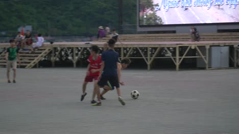 Männer-Spielen-Fußball-In-Der-Straße-3