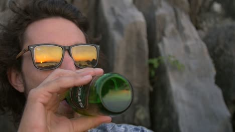 Hombre-bebiendo-cerveza-al-atardecer