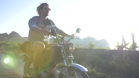 Mann,-Der-Auf-Einem-Motorrad-In-Vietnam-Fährt