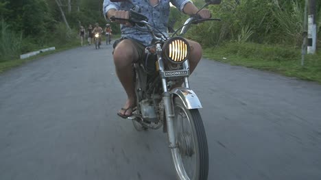 Hombre-montando-una-moto-por-el-campo-vietnamita