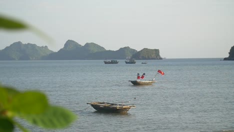 Vietnamesische-Boote-In-Der-Halong-Bucht