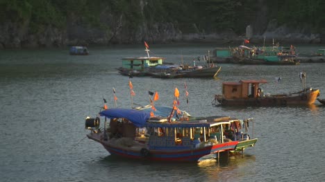 Traditionelle-Vietnamesische-Boote-In-Der-Bucht-Bei-Sonnenuntergang