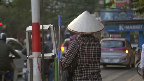 Vietnamesin-Mit-Konischem-Hut-Stand-An-Einer-Belebten-Straße