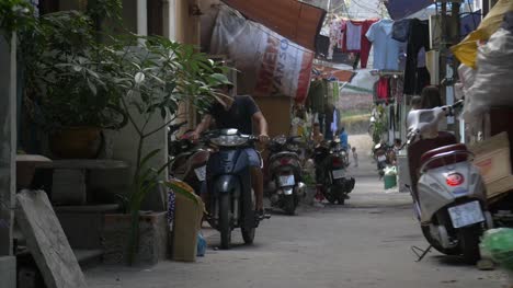 In-Einer-Vietnamesischen-Stadt-Durch-Eine-Gasse-Schauen