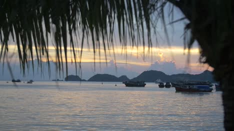 Sonnenuntergang-Im-Vietnamesischen-Hafen