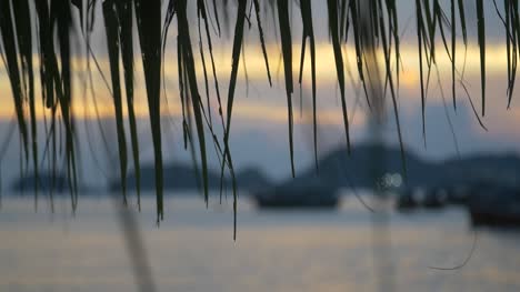 Unscharfe-Aufnahme-Des-Sonnenuntergangs-Am-Vietnamesischen-Hafen