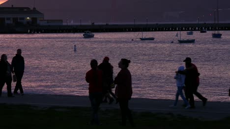Silhouetted-Tourists-at-San-Francisco-Waterfront