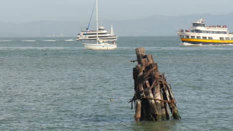 Barcos-pasando-por-la-bahía-de-San-Francisco