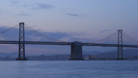 Oakland-Bay-Bridge-Bei-Sonnenaufgang