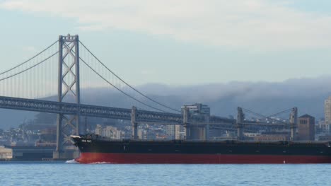 Frachtschiff-Unter-Der-Brücke-Von-San-Francisco-Vorbei