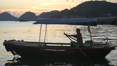 Traditionelles-Vietnamesisches-Boot-In-Der-Halong-Bucht-Bei-Sonnenuntergang