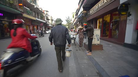 Mann,-Der-Mit-Eimer-Die-Vietnamesische-Straße-Hinuntergeht