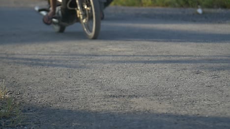 Motorräder,-Die-Auf-Vietnamesischer-Strecke-Vorbeifahren