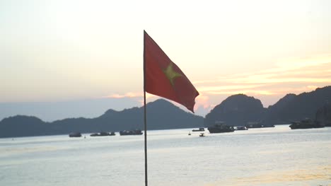 Bandera-vietnamita-volando-al-atardecer-2