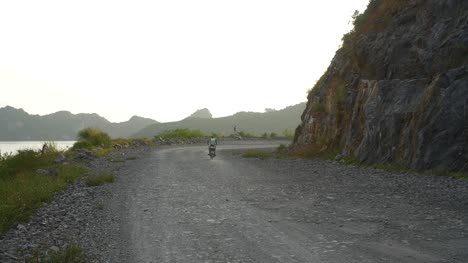 Moto-conduciendo-por-el-camino-de-tierra-vietnamita