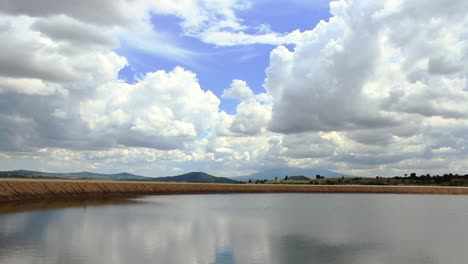 Nubes-sobre-el-lago-Timelapse