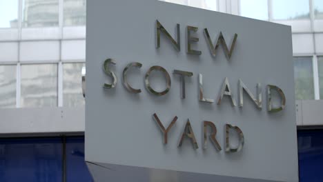 Nuevo-cartel-de-Scotland-Yard