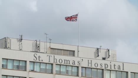Bandera-del-Reino-Unido-sobrevolando-el-Hospital-de-St-Thomas
