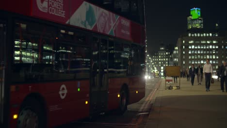 Londoner-Bus-Fährt-Von-Der-Bushaltestelle-Weg