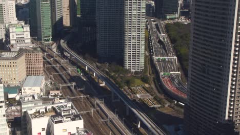 Tokio-Schienen--Und-Straßenverkehr-Timelapse