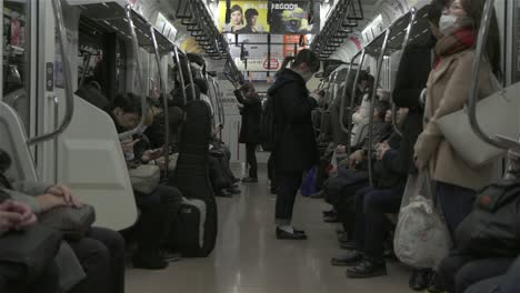 Im-Wagen-Der-Tokioter-U-Bahn