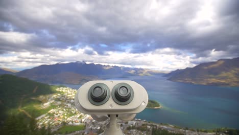 Binoculares-con-vistas-a-Queenstown,-Nueva-Zelanda