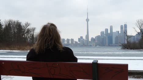 Frau-Mit-Blick-Auf-Die-Skyline-Von-Toronto