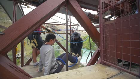 Hombre-preparándose-para-Bungee-Jump