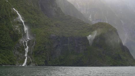Nebliger-Berg-Wasserfall