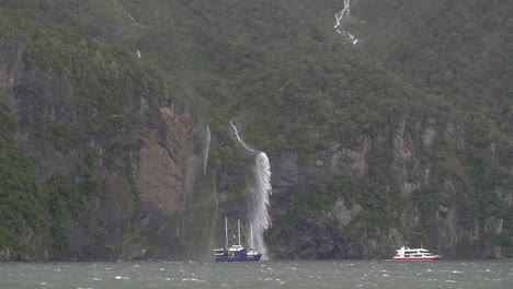 Schiffe,-Die-Unter-Einem-Wasserfall-Vorbeifahren