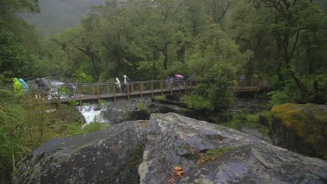 Turistas-caminando-sobre-el-puente-en-lluvia