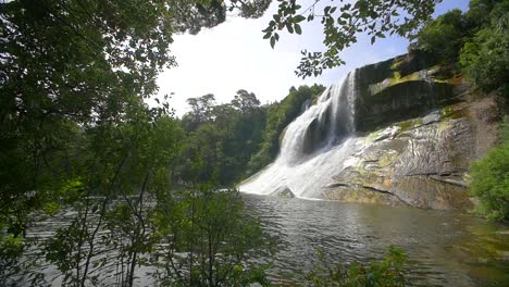 Dschungel-Wasserfall