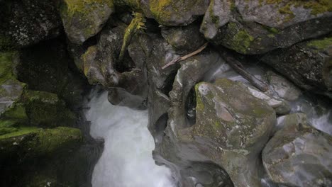 Wasser-Rauscht-An-Felsen-Vorbei
