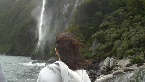 Dame-Beobachtet-Wasserfall