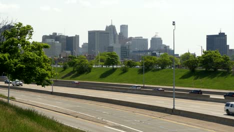 Autopista-ocupada-pasando-el-paisaje-urbano-de-Detroit
