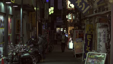 Dunkle-Gasse-In-Tokio-Bei-Nacht
