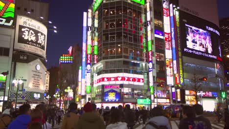 Peatones-cruzando-la-carretera-en-Tokio-en-la-noche