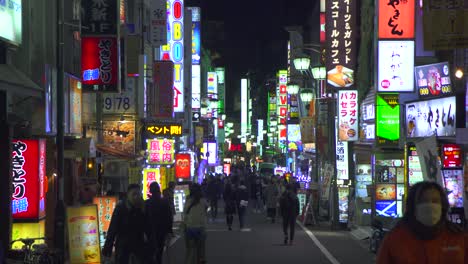Mirando-hacia-abajo-iluminada-calle-de-Tokio