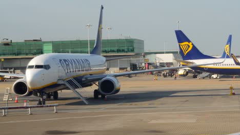 Flugzeug-Auf-Der-Landebahn