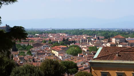 Mit-Blick-Auf-Die-Italienische-Stadt