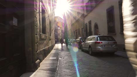 POV-Shot-caminando-por-una-pequeña-calle-italiana
