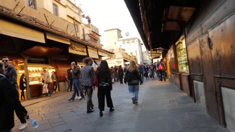 Pov-Spaziergang-Entlang-Der-Ponte-Vecchio