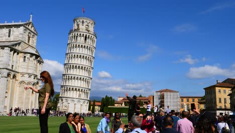 Tourists-Posing-In-front-of-Leaning-Tower-of-Pisa
