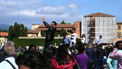 Tourists-Posing-In-front-of-Leaning-Tower-of-Pisa-2