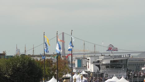 Pier-39-banderas-ondeando-en-San-Francisco
