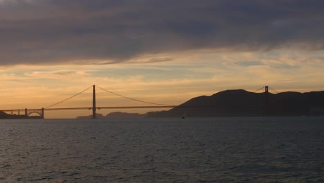 Golden-Gate-Bridge-Im-Sonnenuntergang-Silhouette