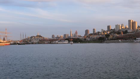San-Francisco-Waterfront-Bei-Sonnenuntergang